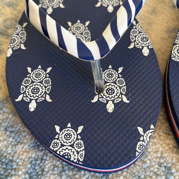 Vera Bradley | Turtles Flip Flop - Women (5-6) Blue/White - Picture 7 of 9